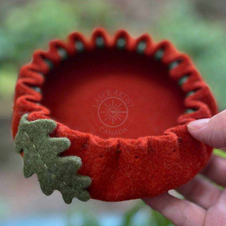 Handmade felt bowls in autumn colours created during a cozy craft workshop